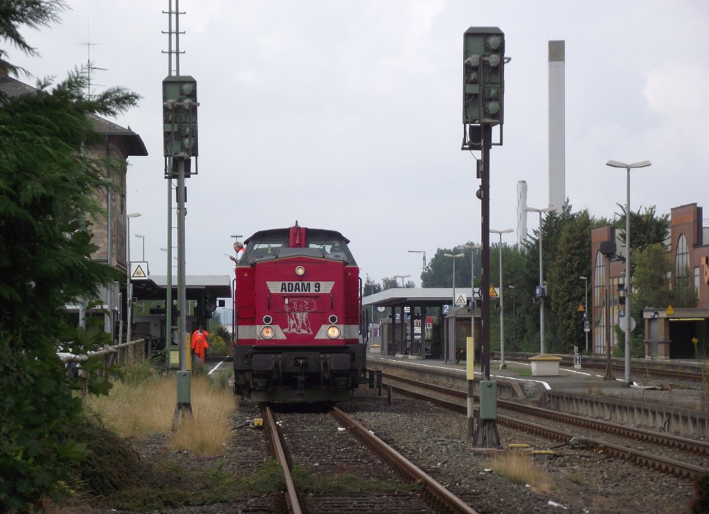 Adam 9 (202 520-3) steht am 3. August 2011 mit einem Schotterzug auf Gleis 1 im Bahnhof Kulmbach und wartet auf die berholung durch eine Agilis. Aufgenommen vom B Kronacher Strae.