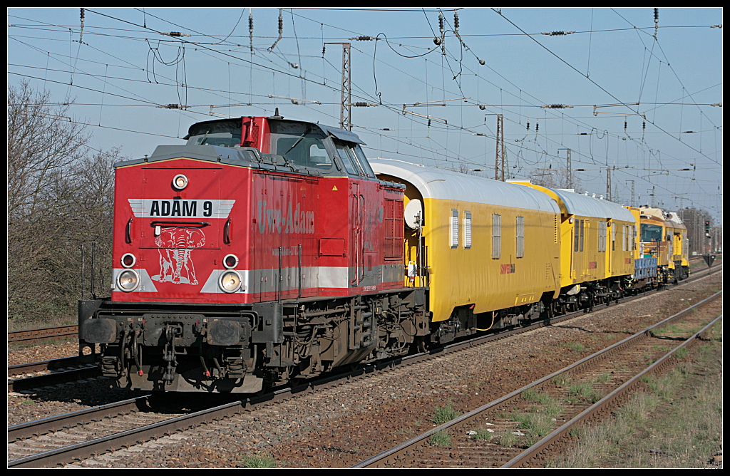 ADAM 9 mit einem Bauzug der Fa. Schweerbau (Typ V100.1, NVR-Nummer 92 80 1202 520-3 D-BWESA, ex 09  Sebastian , ex ALS, ex DR 202 520, gesehen Nuthetal-Saarmund 07.04.2010)