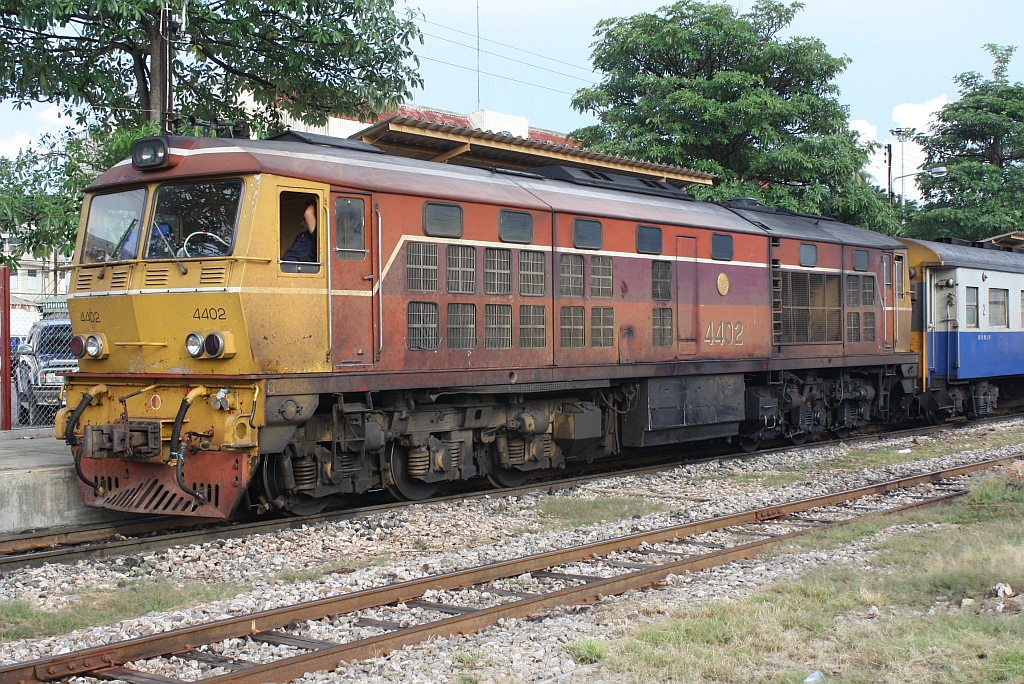 ADD 4402 (Co'Co', de, Alsthom, Bj.1985) vor dem RAP 174 nach Bangkok am 23.Aug. 2011 im Bf. Surat Thani.