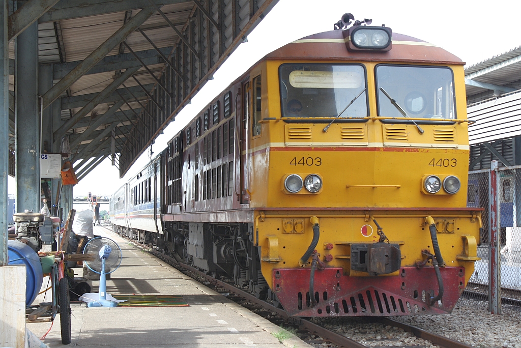 ADD 4403 (Co'Co', de, Alsthom, Bj.1985) am 28.Oktober 2010 abfahrbereit mit dem EXP 953 (Hat Yai Jn. - Butterworth) im Bf. Hat Yai Junction.