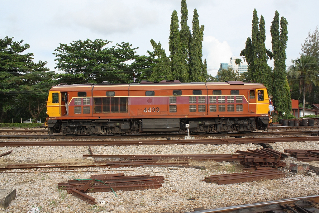 ADD 4403 (Co'Co', de, Alsthom, Bj.1985) (Alsthom, Bauj. 1985) fhrt am 28.Oktober 2010 im Bf. Hat Yai Junction an den SP EXP 953 (Hat Yai Jn. - Kuala Lumpur).