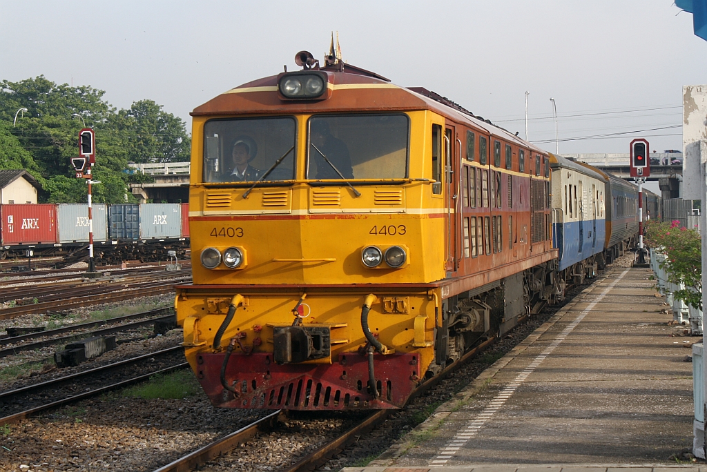 ADD 4403 (Co'Co', de, Alsthom, Bj.1985) mit dem SP EXP 35 (Bangkok - Butterworth) am 28.Oktober 2010 bei der Einfahrt in den Bf. Hat Yai Junction.