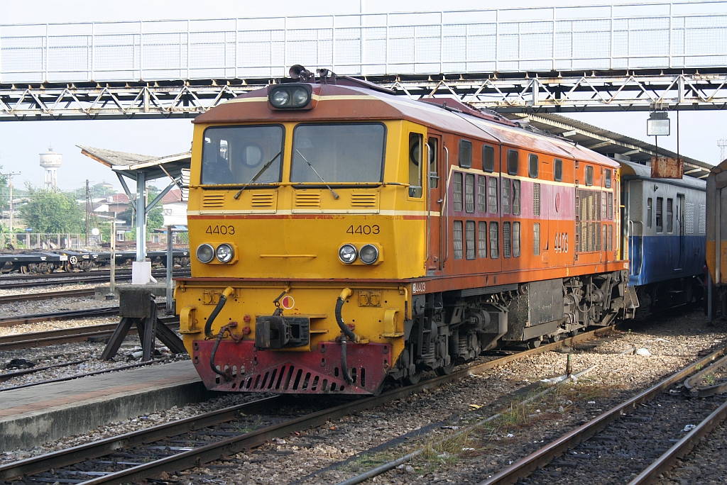 ADD 4403 (Co'Co', de, Alsthom, Bj.1985) vor dem SP EXP 35 nach Butterworth am 28.Oktober 2010 im Bf. Hat Yai Junction.
