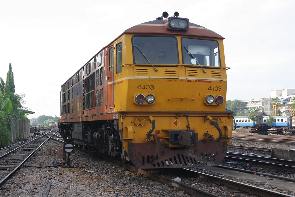 ADD 4403 (Co'Co', de, Alsthom, Bj.1985) fhrt am 28.Oktober 2010 im Bf. Hat Yai Junction an den SP EXP 35. Aufgenommen vom sdlichem Ende des Bahnsteiges 1.