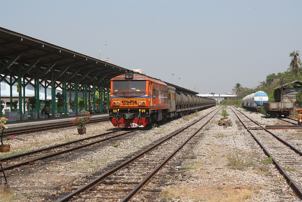 ADD 4404 (Co'Co', de, Alsthom, Bj.1985) am 15.Mai 2012 im Bf. Chachoengsao.