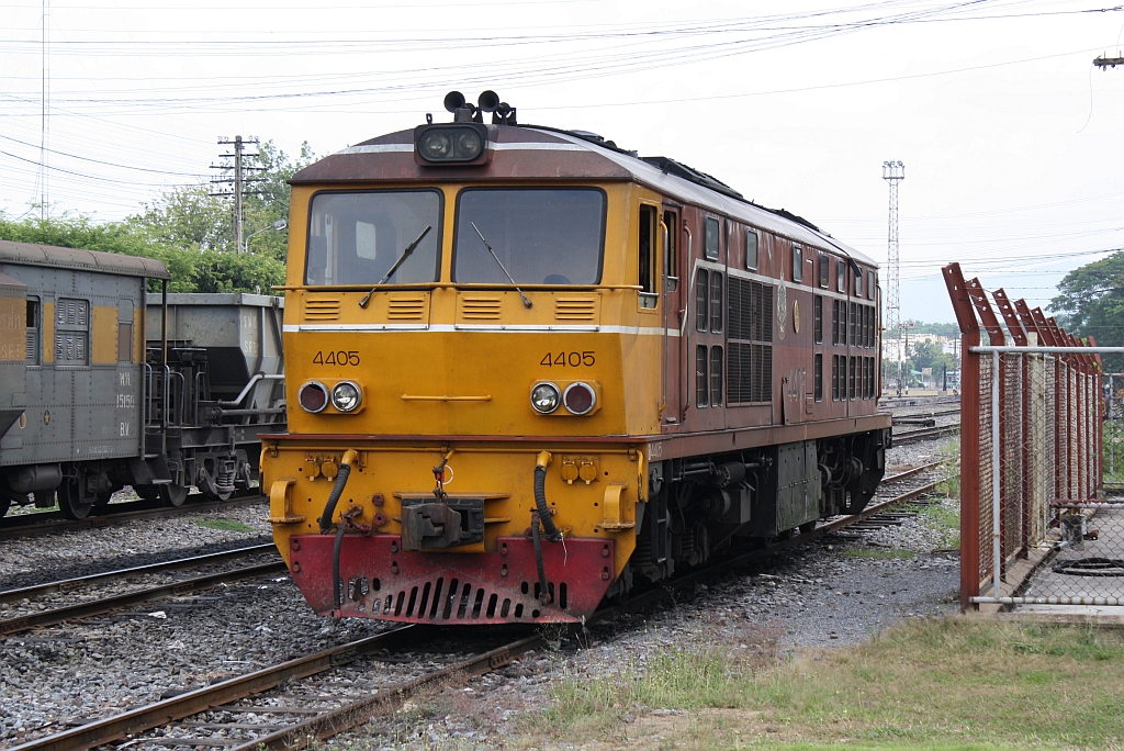 ADD 4405 (Co'Co', de, Alsthom, Bj.1985) am 25.Oktober 2011 im Bf. Nakhon Lampang.