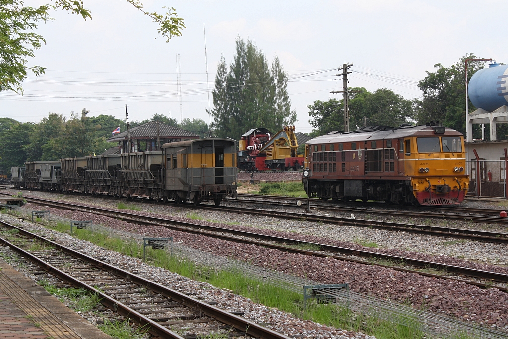 ADD 4405 (Co'Co', de, Alsthom, Bj.1985) am 25.Oktober 2011 im Bf. Nakhon Lampang, im Hintergrund der บปก. 25 (บปก. = B.L.C./Bogie Locomotive Crane, Thomas Smith & Sons - England, Bauj. 1929, Fab.Nr. 11208).