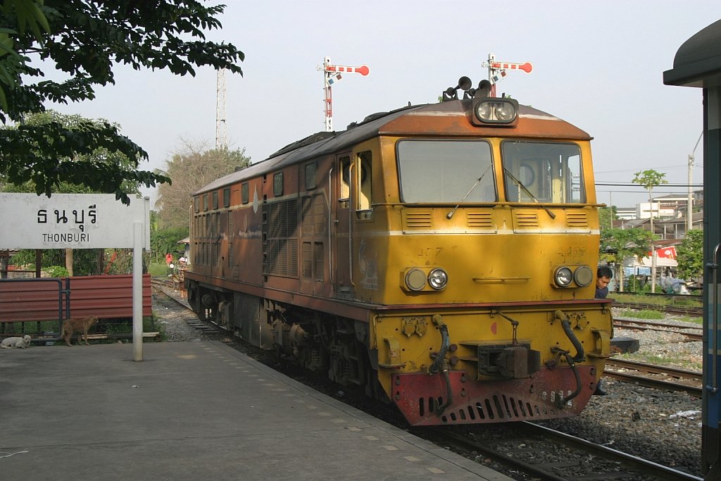 ADD 4407 (Co'Co', de, Alsthom, Bj.1985) bespannt im bangkoker Bf. Thon Buri den ORD 257 nach Nam Tok. 02.Nov.2005