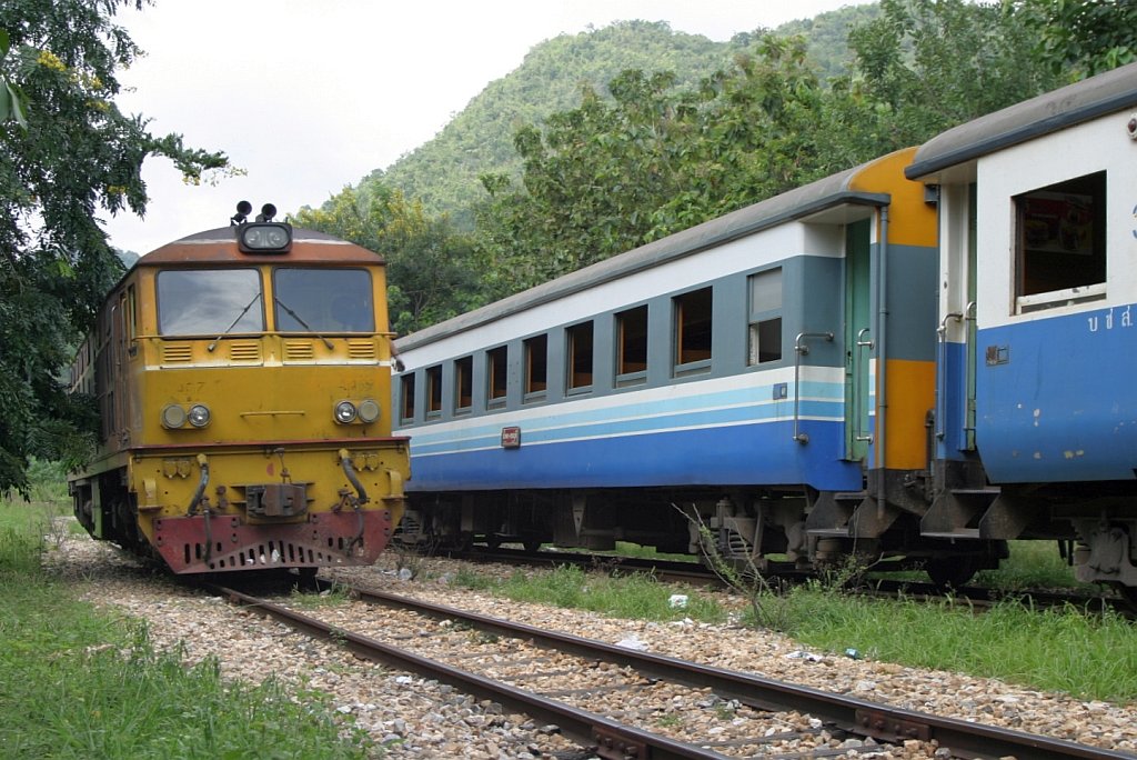 ADD 4407 (Co'Co', de, Alsthom, Bj.1985) wendet in Nam Tok von ORD 257 auf ORD 258, 02.Nov.2005.