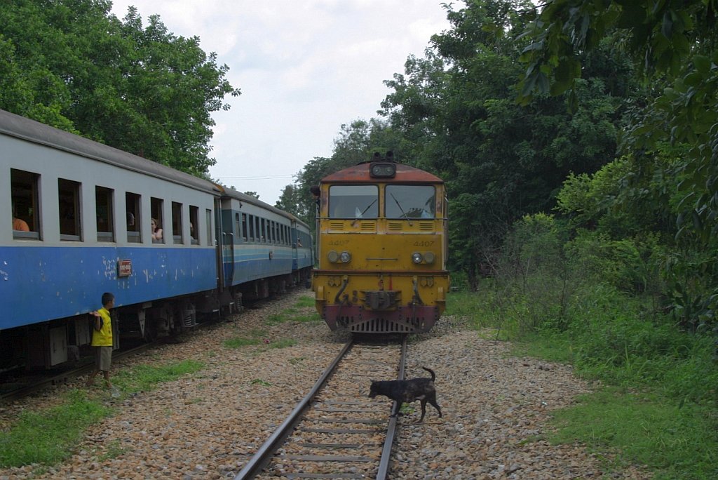 ADD 4407 (Co'Co', de, Alsthom, Bj.1985) wendet in Nam Tok von ORD 257 auf ORD 258, 02.Nov.2005.