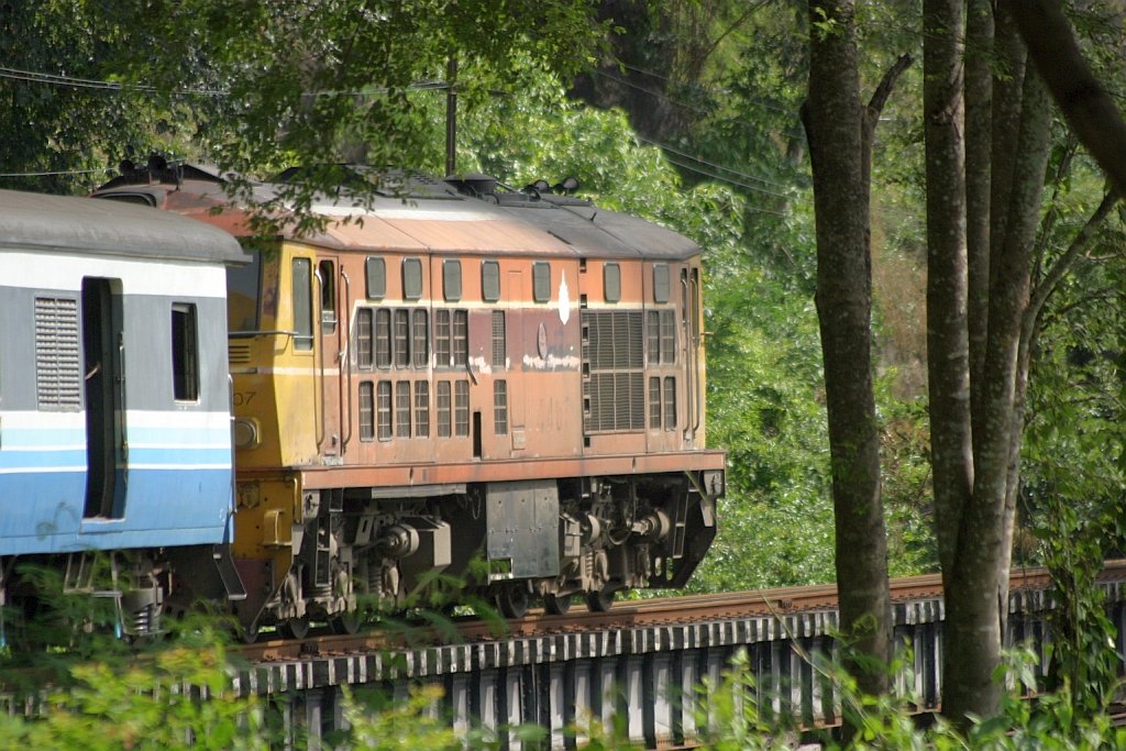 ADD 4407 (Co'Co', de, Alsthom, Bj.1985) mit dem ORD 258 auf der sogenannten  Death Bright  bei Tham Grasae am 02.Nov.2005.