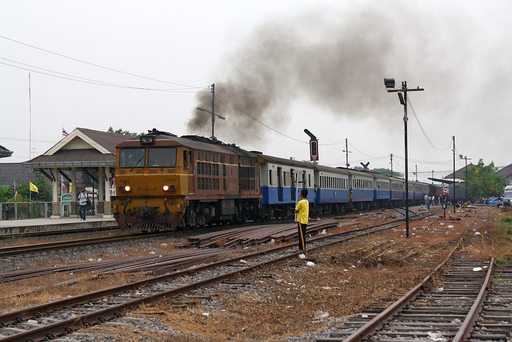 ADD 4408 (Co'Co', de, Alsthom, Bj.1985) verlsst am 26.Mrz 2010 mit einem Personenzug den Bf. Ayutthaya.