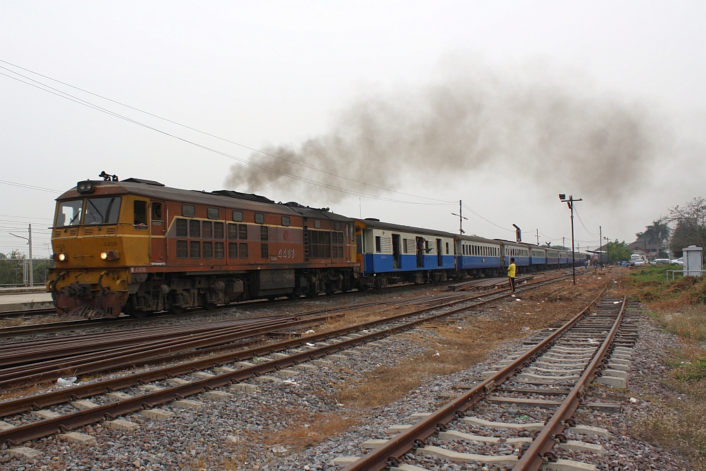 ADD 4408 (Co'Co', de, Alsthom, Bj.1985) verlsst am 26.Mrz 2010 mit einem Personenzug den Bf. Ayutthaya.