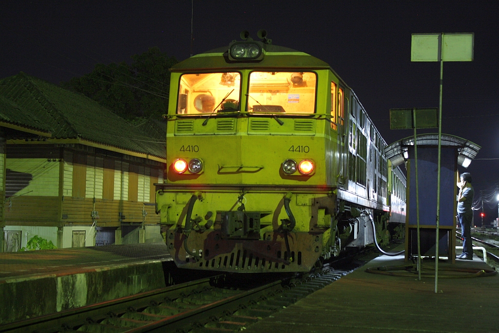 ADD 4410 (Co'Co', de, Alsthom, Bj.1985) am 17.Mai 2013 mit dem RAP 174 von Nakhon Si Thammarat nach Bangkok an der Tankstelle im Bf. Chumphon.