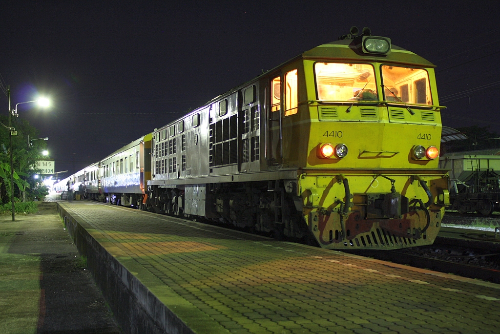 ADD 4410 (Co'Co', de, Alsthom, Bj.1985) am 17.Mai 2013 mit dem RAP 174 von Nakhon Si Thammarat nach Bangkok an der Tankstelle im Bf. Chumphon.

