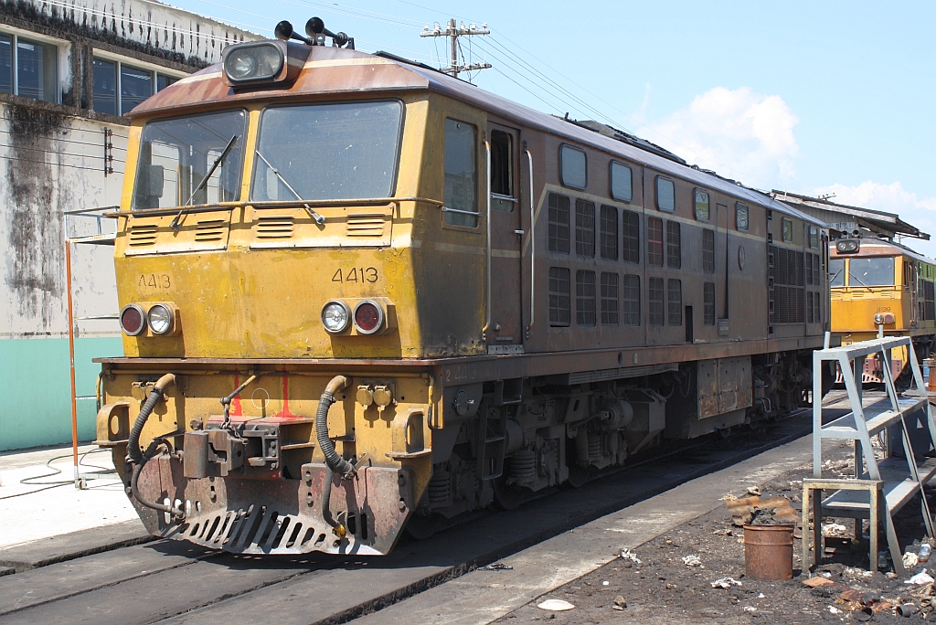 ADD 4413 (Co'Co', de, Alsthom, Bj.1985) am 26.Oktober 2011 im Depot Uttaradit.