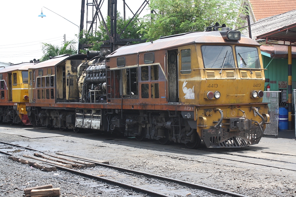 ADD 4413 (Co'Co', de, Alsthom, Bj.1985) mit, zu Reparaturzwecken abgenommener Maschinenraumhaube am 19.Mai 2012 im Depot Thon Buri.