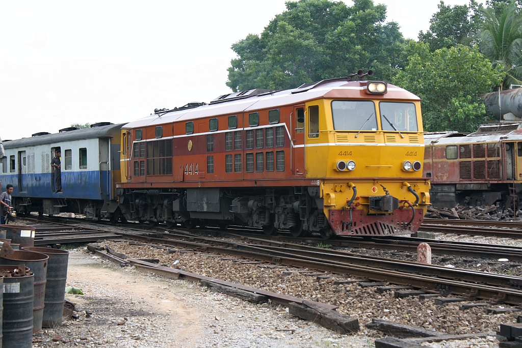 ADD 4414 (Co'Co', de, Alsthom, Bj.1985) am 28.Oktober 2010 bei der Einfahrt in den Bf. Hat Yai Junction.