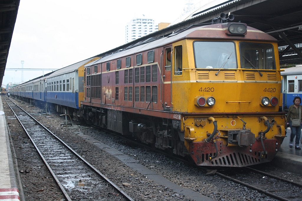 ADD 4420 (Co'Co', de, Alsthom, Bauj.1985) fhrt am 17.Mrz 2011 in den Bf. Hua Lamphong ein.