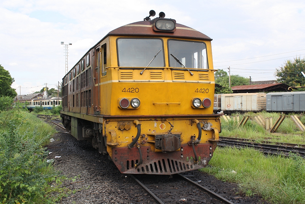 ADD 4420 (Co'Co', de, Alsthom, Bj.1985) am 13.Juni 2011 im Depot Nakhon Ratchasima.