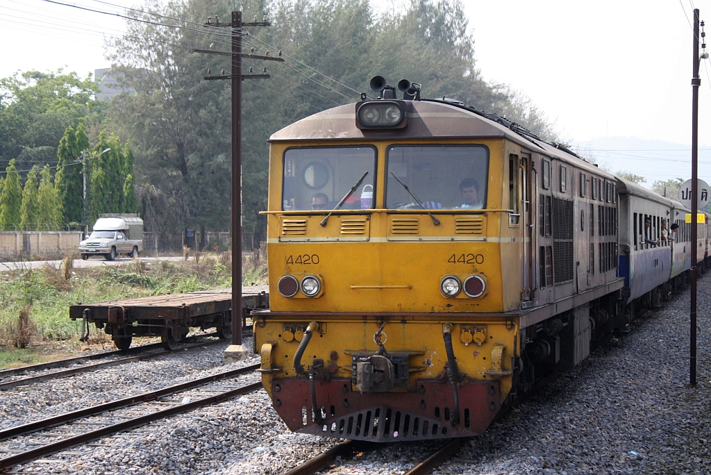 ADD 4420 (Co'Co', de, Alsthom, Bj.1985) am 13.Mrz 2012 im Bf. Phon Thong. 

