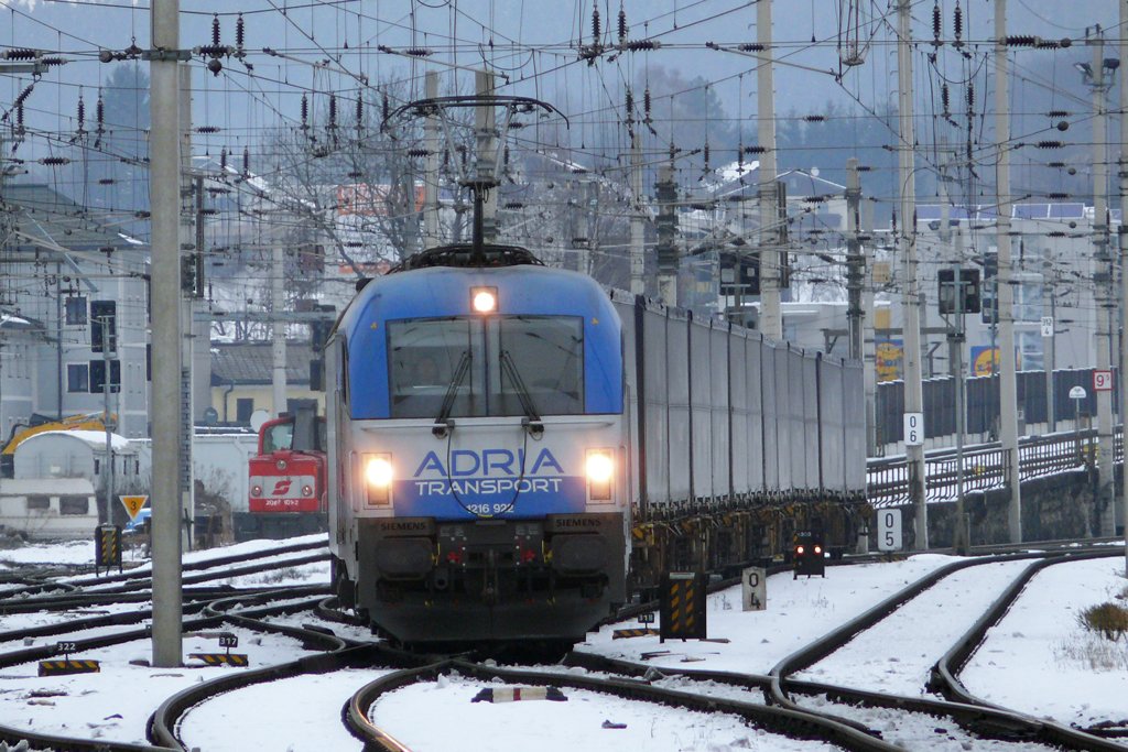 Adria 1216 922 mit Containerzug bei der Durchfahrt in Salzburg 15.1.2010