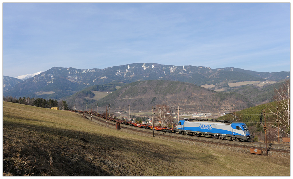 Adria 1216 922 mit dem LTE 93001 von Wien nach Koper, am 3.3.2012 auf der Apfelwiese aufgenommen. 