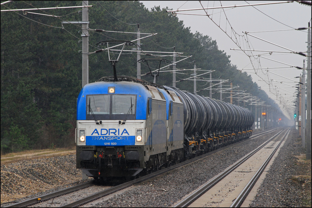 ADRIA 1216.920 und 1216.922 am 18.03.13 mit einem VTG Kesselzug in der Hst. St.Egyden Richtung Wr.Neustadt.