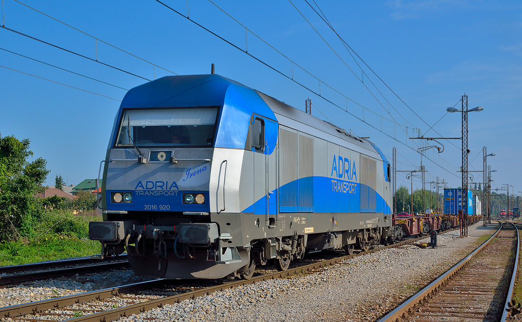 ADRIA 2016 920 'Irena' zieht Containerzug durch Pragersko Richtung Hafen Koper. Die lange bekante Name der Lok ist jetzt auf neu aufgeschrieben. /18.9.2012 