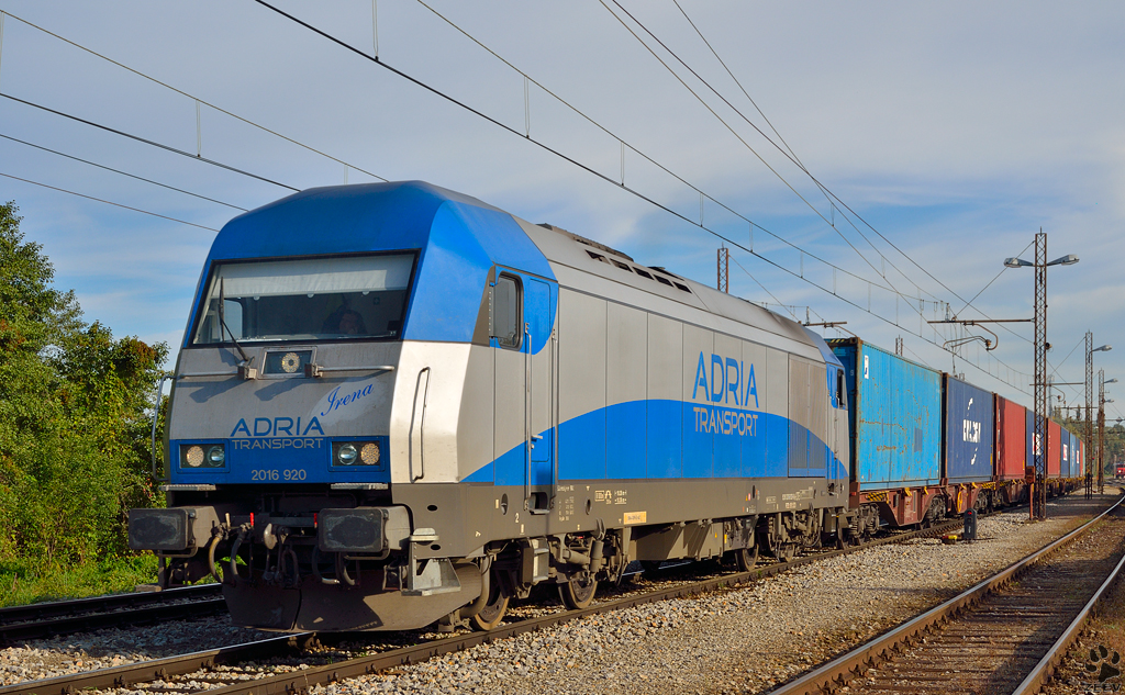 ADRIA 2016 920 'Irena' zieht Containerzug durch Pragersko Richtung Hafen Koper. /17.10.2012