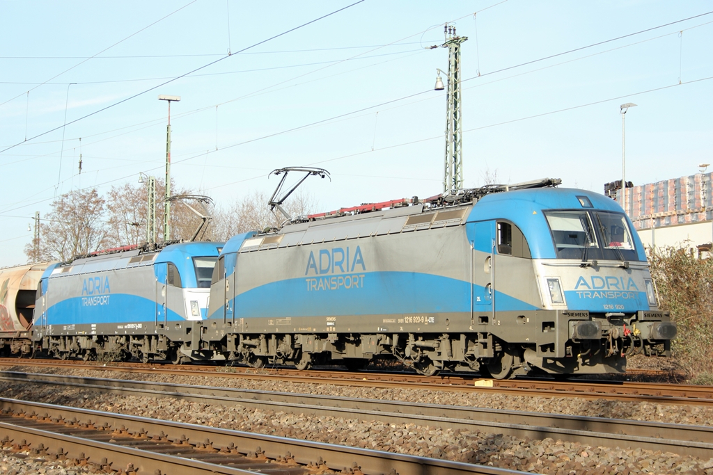 Adria Transport 1216 920-9 mit 1216 921-7 am LTE Getreidezug in Beuel am 5.2.2012 
