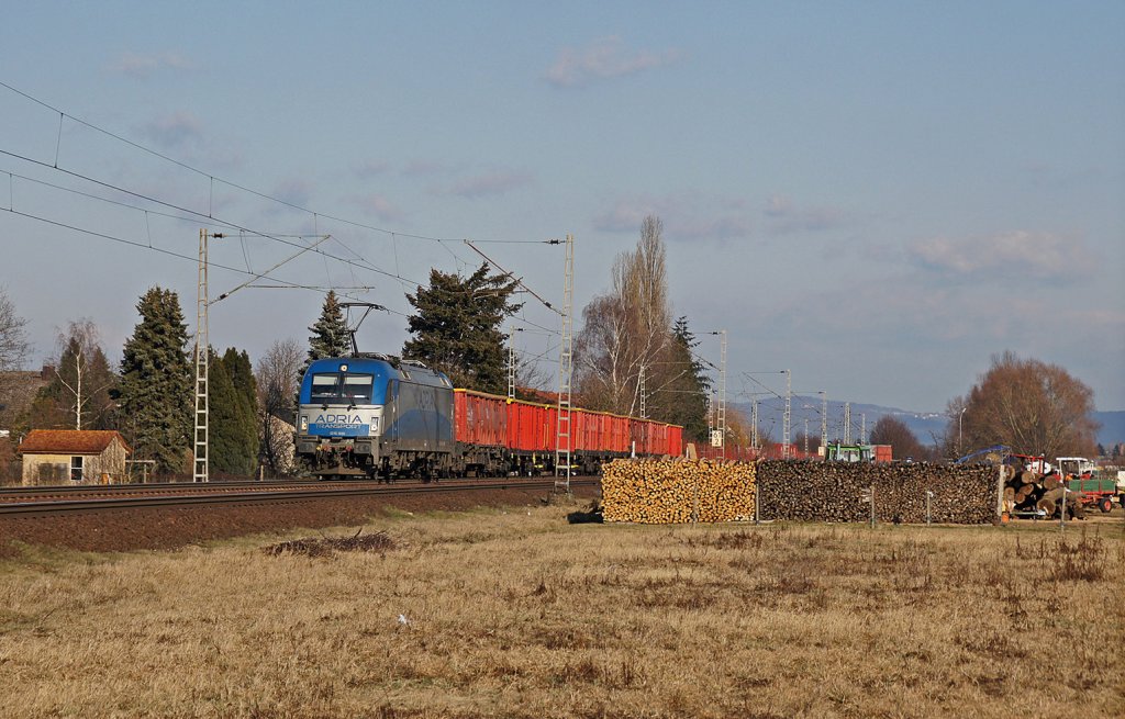 Adria Transport 1216 920-9 mit einem Gterzug, gebildet aus rumnischen Wagen, bei Hergershausen. 04.02.12 
