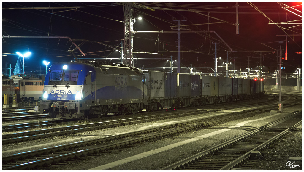 Adria Transport 1216 921 steht mit einem Containerzug im Bahnhof M�rzzuschlag. 17.11.2012
