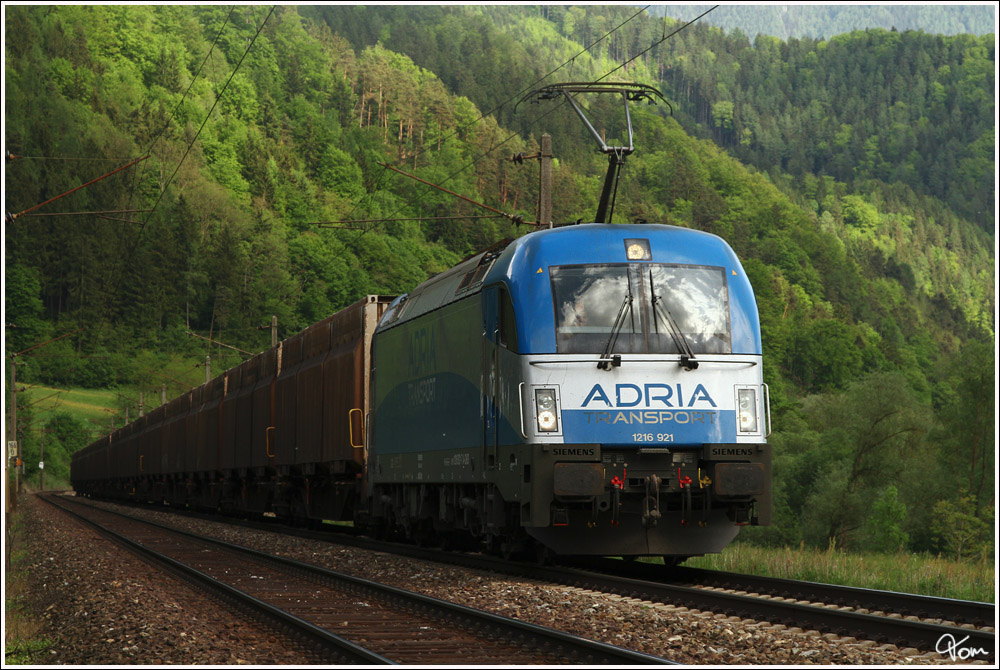 Adria Transport 1216 921 zieht den Innofreight Leerzug LGAG 42002 von Gratwein nach Sopron. 
Pernegg  9.5.2012