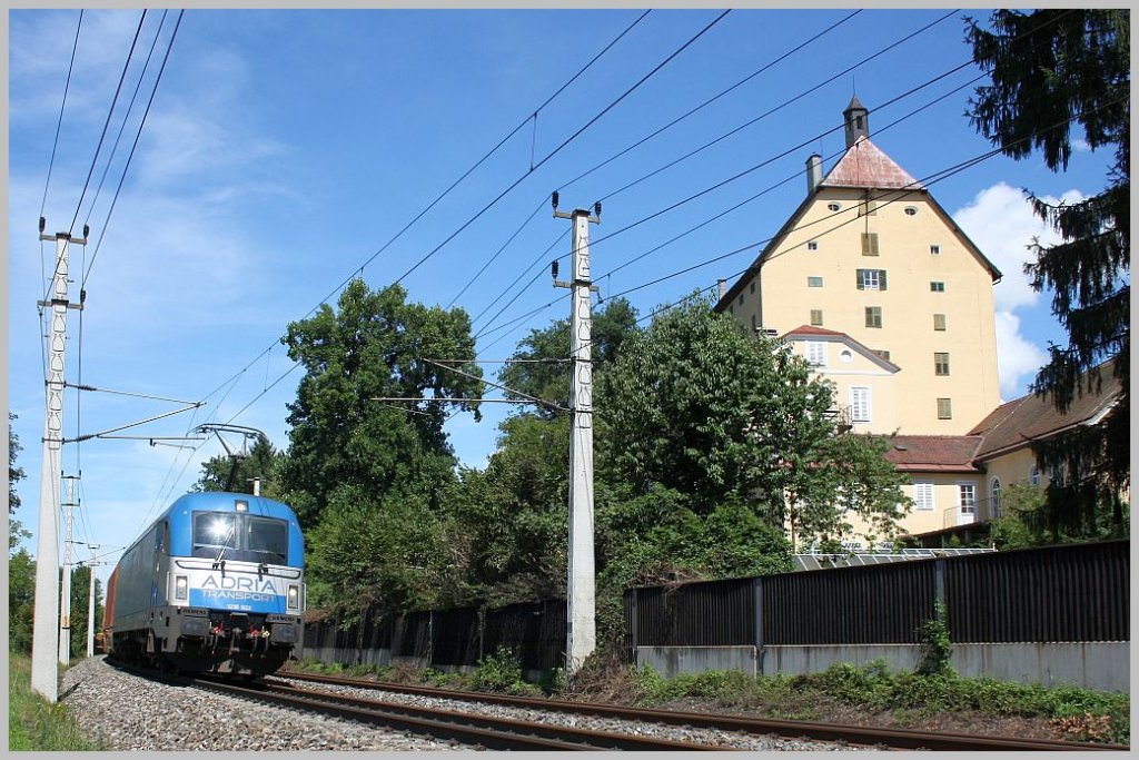 Adria Transport 1216 922 fhrt im Auftrag der SLB den SLB-Kaindlzug 61823(fr das Holzunternehmen Kaindl) von Salzburg Liefering nach Httau. Schloss Goldenstein/Elsbethen, 06.08.11