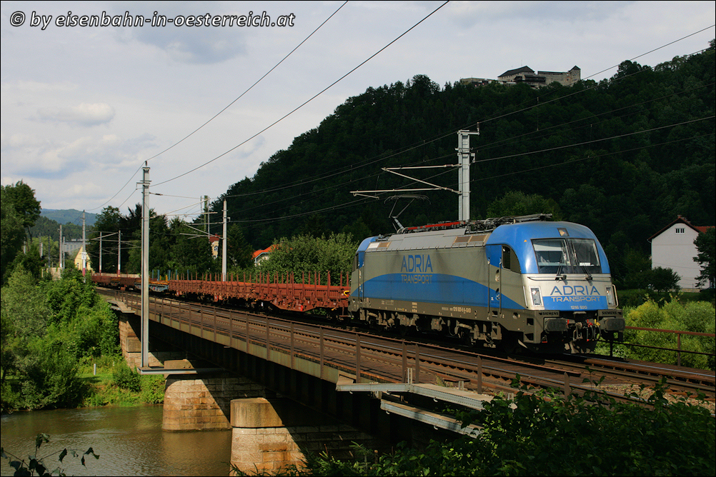  ADRIA Transport  1216.920 mit Stahlzug SGAG 48085 auf der Fahrt von Breclav nach Tarvis, aufgenommen auf der Mrzbrcke bei Kapfenberg. 25.07.2010