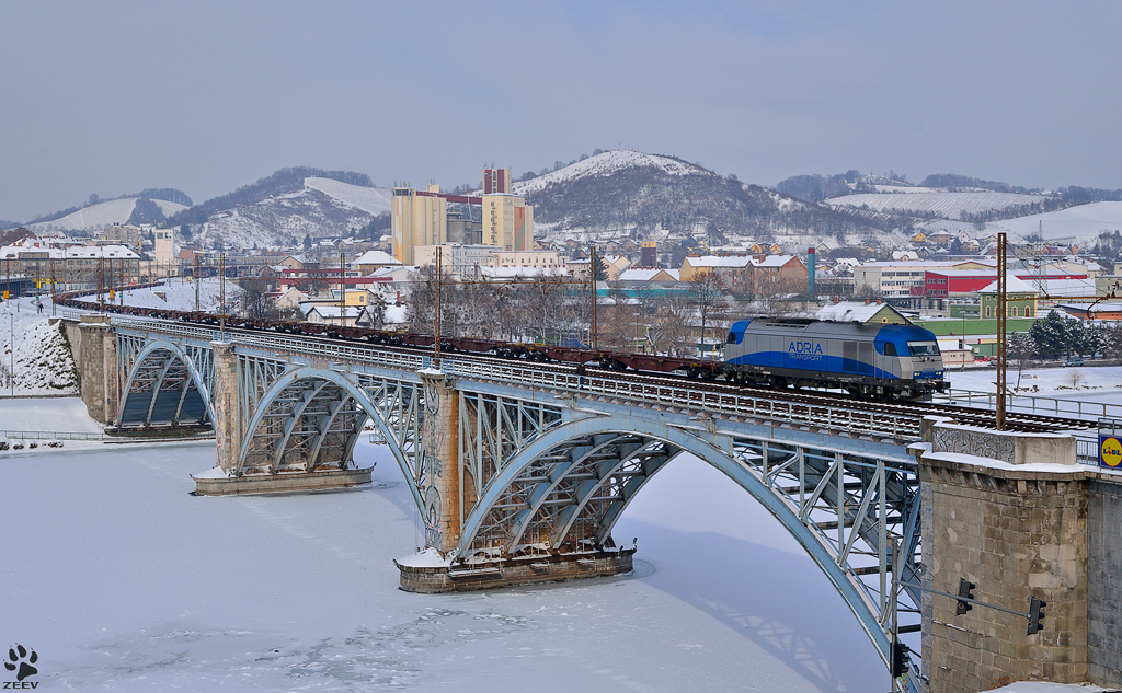 ADRIA Transport 2016 920 Hercules zieht lehren Containerzug ber Draubrcke in Maribor; Fahrtrichtung Hafen Koper./ 13.02.2012