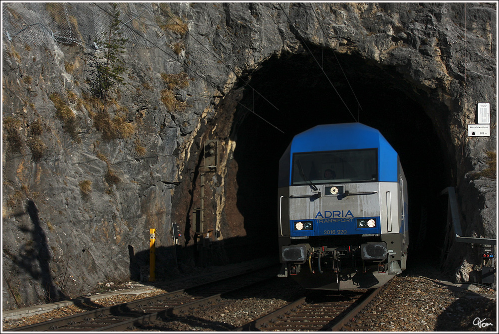 Adria Transport Diesellok 2016 920 beim Verlassen des Weinzettelwandtunnels nahe Breitenstein. 
10.3.2012

