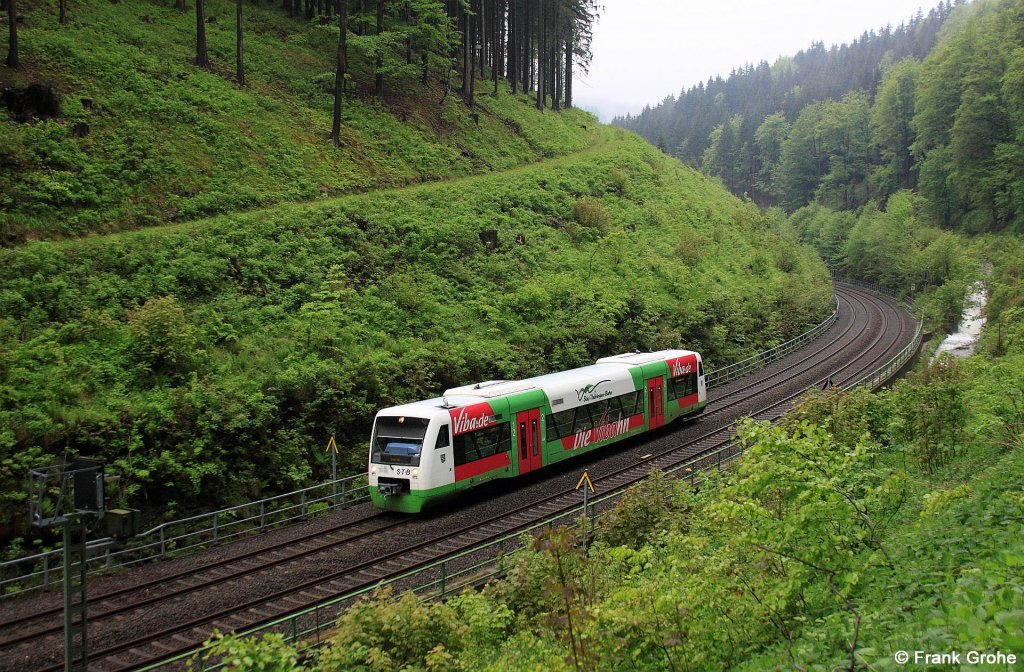 Adtranz Regioshuttle RS1 STB 650 521-7 Sd-Thringen-Bahn VT 121 mit Werbung des Swarenherstellers Viba als STB 80560 Meiningen - Erfurt, KBS 570 Wrzburg / Meiningen - Erfurt, fotografiert auf der Strecke zwischen Brandleitetunnel und Bahnhof Gehlberg am 31.05.2013 