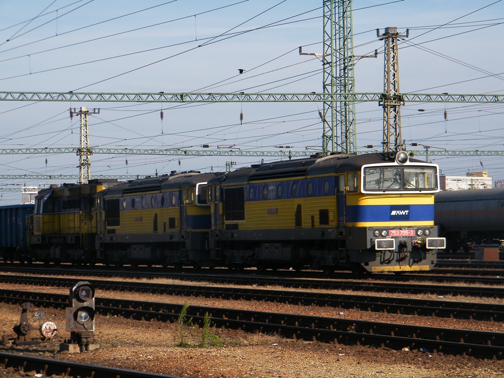 Advanced World Transport (AWT) 753 705, 753 703 und 740 818 warten am Bahnhof Budapest-Kelenfld mit einem Gterzug, am 06. 11. 2010. 