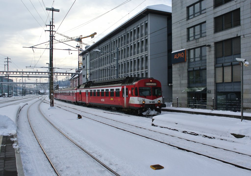 Advents Extrazug fr den Reisedienst Walkringen: BLS RBDe 566 I, Triebwagen 220, B 558-9 und ABt 920-1 bei Durchfaht in Olten, 09.12.2012.