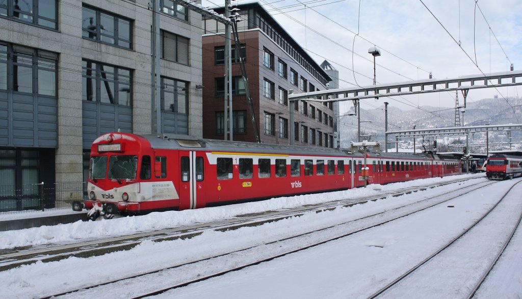 Advents Extrazug fr den Reisedienst Walkringen: BLS RBDe 566 I, Triebwagen 220, B 558-9 und ABt 920-1 bei Durchfaht in Olten, 09.12.2012.

