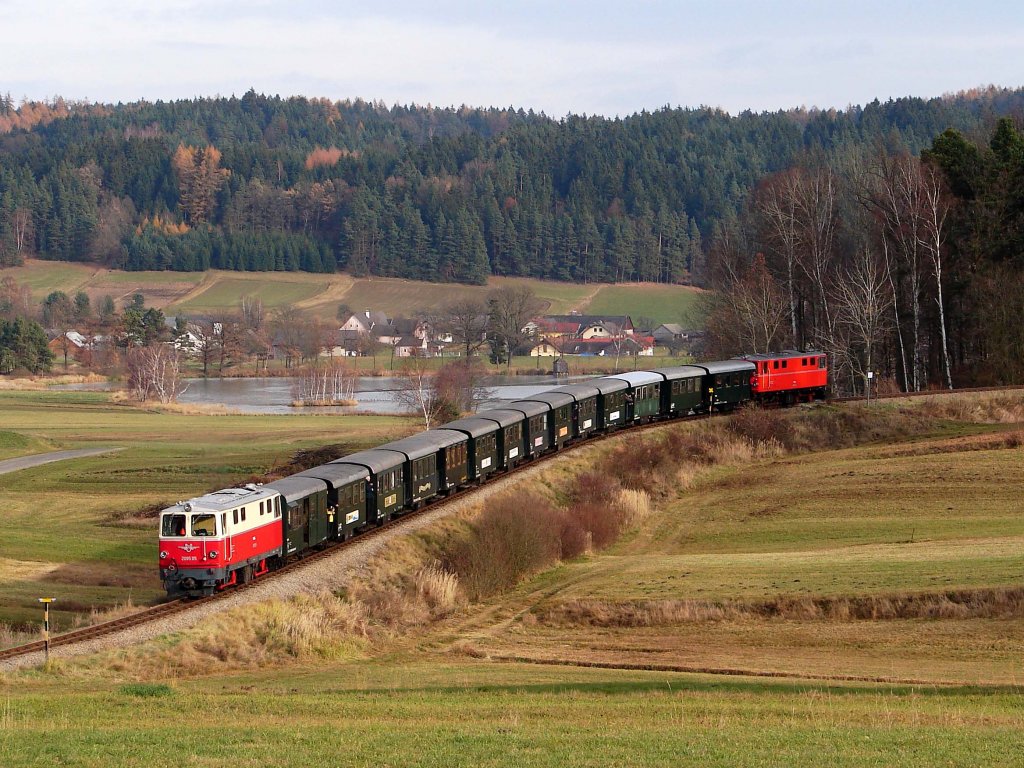 Adventzug von Gmnd N. nach Weitra mit 2095.05 und 2095.12 zwischen Alt Weitra und Weitra 26.11.2011.