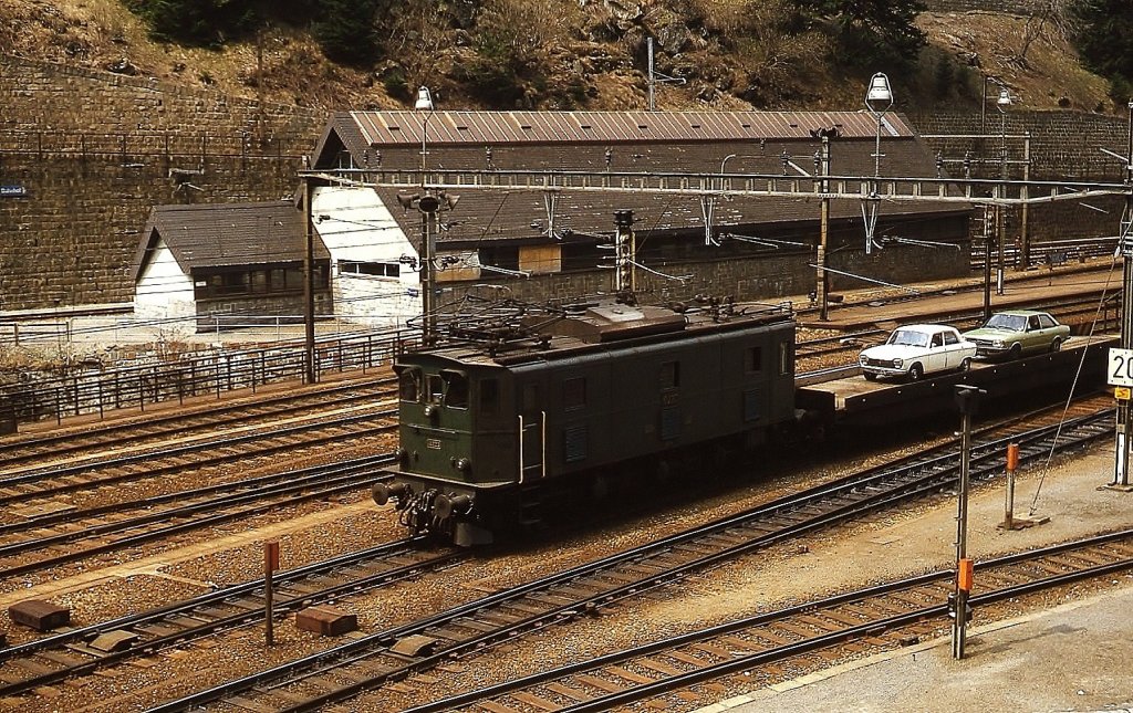 Ae 3/5 10222 wartet im Mai 1980 mit ihrem Autopendelzug in Gschenen auf den Abfahrtsauftrag