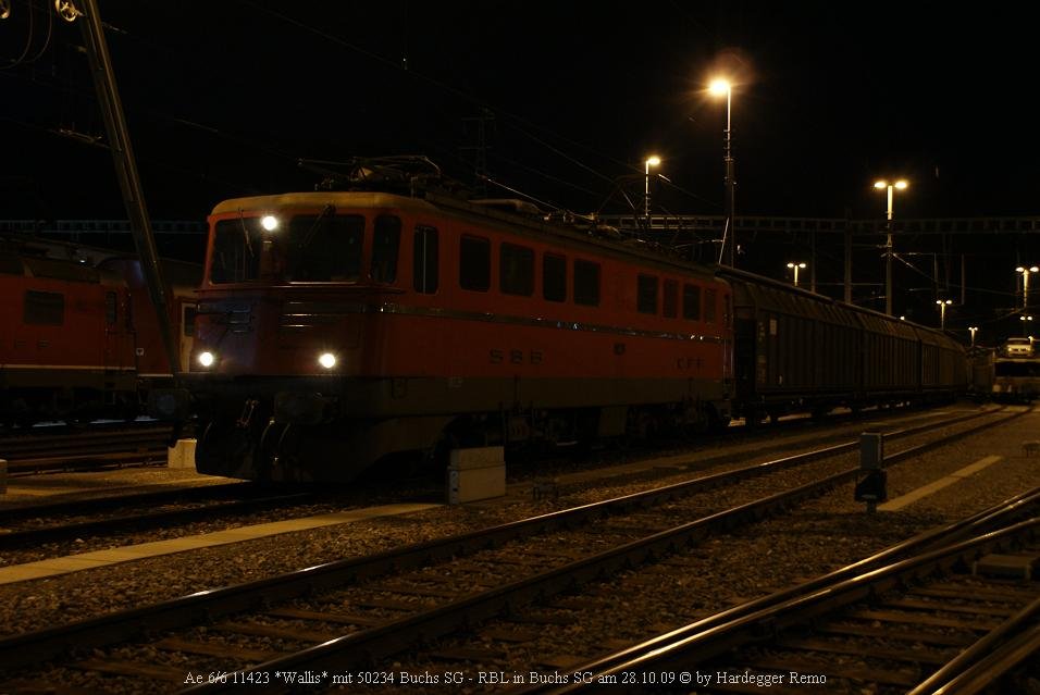 Ae 6/6 11423 *Wallis* steht mit 50234 Buchs SG - RBL abfahrbereit im Grenzbahnhof Buchs SG.
Diese Lok hatte mit diesem Zug und mir als Lokfhrer die vorlufig letzte Fahrt im Planbetrieb. Im RBL  durfte  ich sie hinterstellen, wo sie mit anderen  Artgenossen  abgestellt/eingemottet wird.