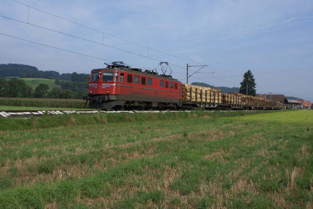 Ae 6/6 11424 zieht am 6.9.10 einen Holzzug von Lindenholz Richtung Kleindietwil.