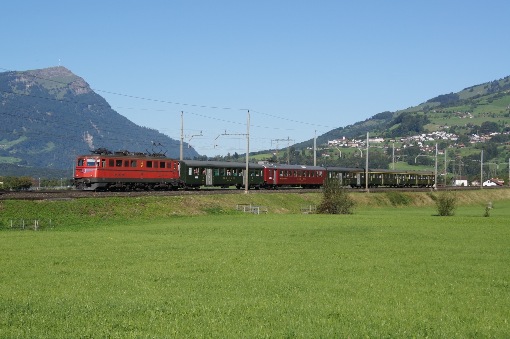 Ae 6/6 11425 fhrt am 10.9.11 mit einem Sonderzug von Steinen Richtung Schwyz. Ab Erstfeld wurde dieser Zug dann von den drei Gotthard-Giganten Ae 8/14 11801, Ce 6/8 II 14253 und Ae 6/6 11402 bernommen.