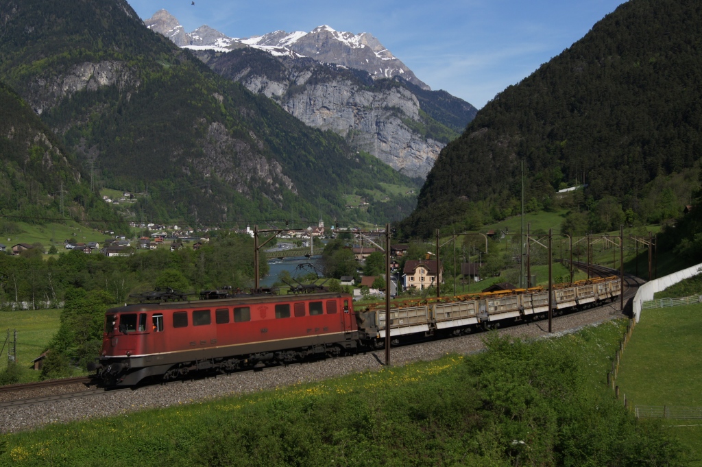 Ae 6/6 11430 zieht am 10.5.12 einen kurzen Zug von Erstfeld Richtung Silenen.