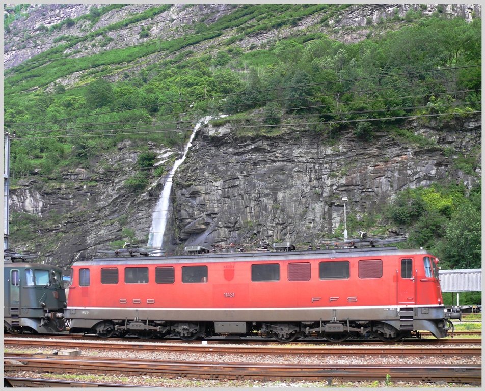 Ae 6/6 11431  Sarnen  wegen der Transportflaute abgestellt in Biasca. (03.06.2010)