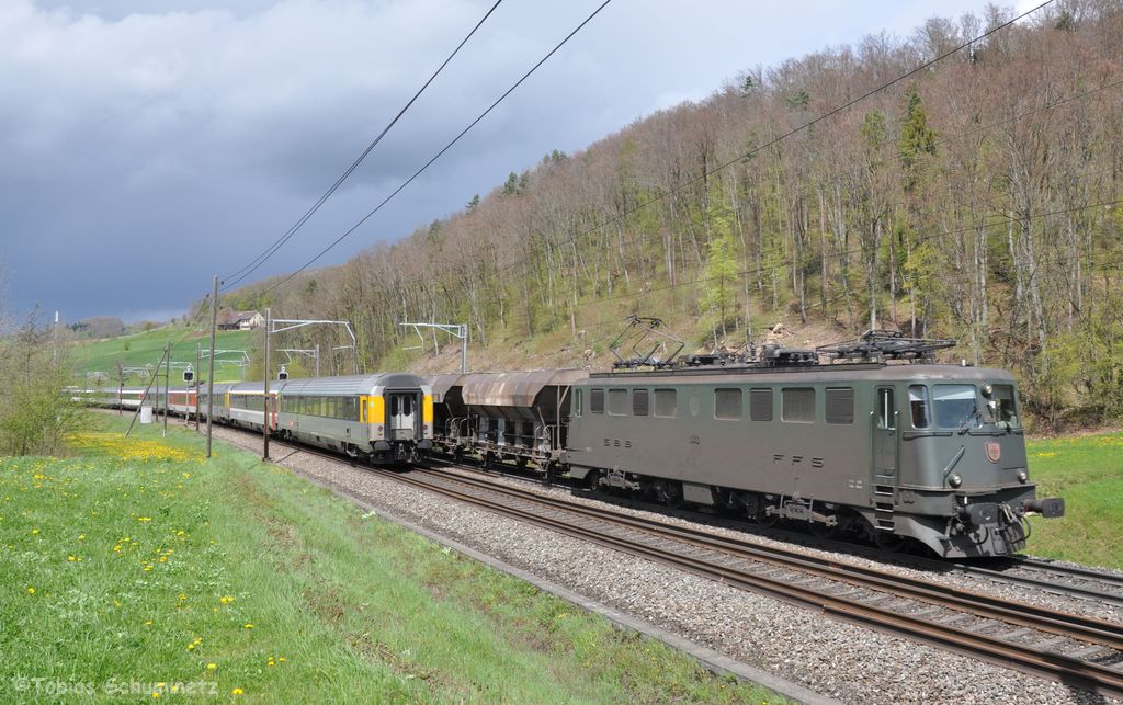 Ae 6/6 11440 am 24.04.2012 mit Gterzug bei Tecknau. Leider wre uns der Zug beinahe zugefahren worden sodass das Bild etwas weitwinkliger wurde.